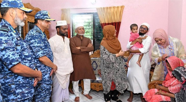 নিহতদের পরিবারের সাথে বিমান বাহিনী প্রধানের সাক্ষাৎ 