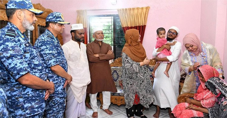 নিহতদের পরিবারের সাথে বিমান বাহিনী প্রধানের সাক্ষাৎ 