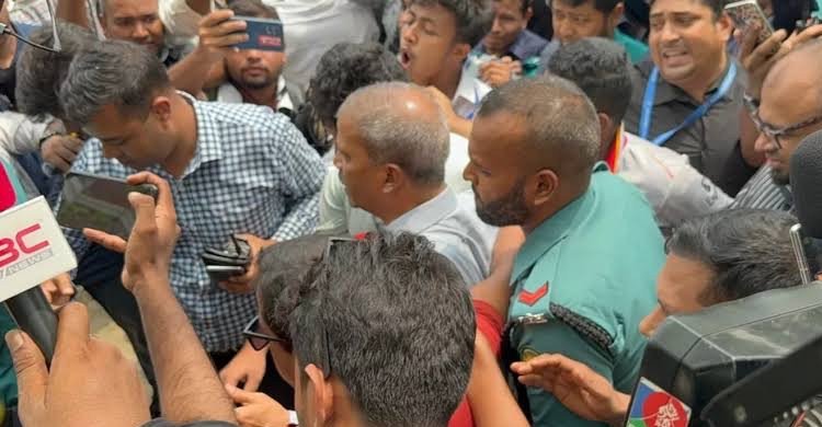 ৮ ঘণ্টা অবরুদ্ধ থাকার পর মুক্ত হলেন দুই উপদেষ্টা ও প্রেস সচিব
