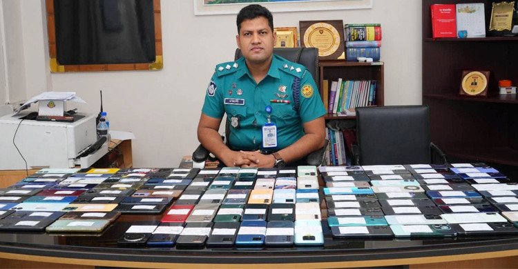 হারিয়ে যাওয়া ১৬০টি মোবাইল উদ্ধার করে মালিকদের বুঝিয়ে দিল ডিএমপি