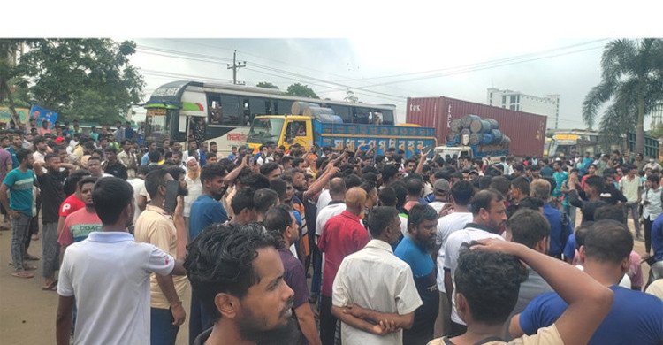 ১০ দফা দাবিতে শ্রমিকদের মহাসড়ক অবরোধ, পুলিশের সাউন্ড গ্রেনেড নিক্ষেপ