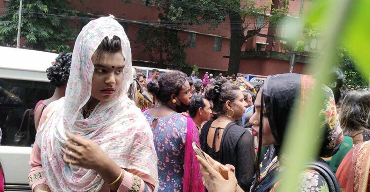 বার্ন ইনস্টিটিউটে রক্ত দিতে  ছুটে গেলেন তৃতীয় লিঙ্গের শতাধিক মানুষ