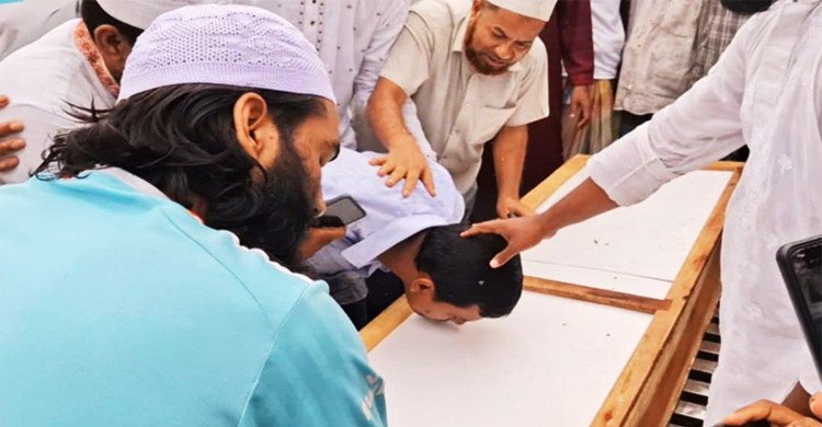  মেয়ে হুমায়রার কফিনে বাবার শেষ চুমু