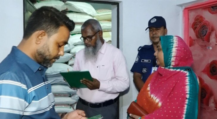 শ্বশুর বাড়িতে ৫০০ বস্তা চাল মজুদ করে ধরা খেলেন জামাই!