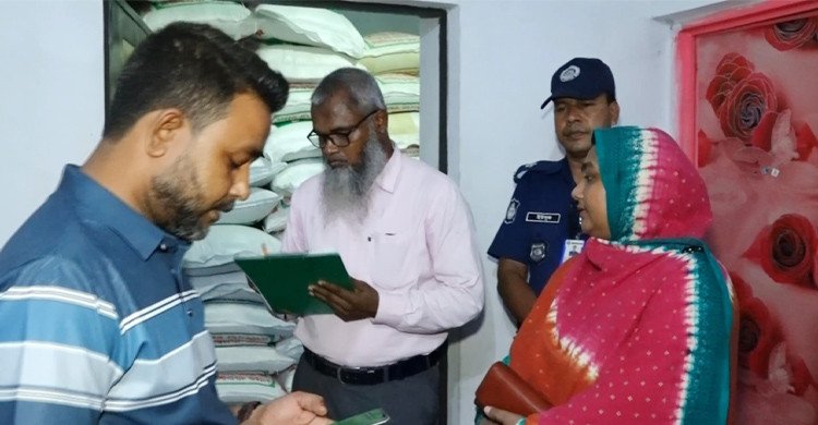 শ্বশুর বাড়িতে ৫০০ বস্তা চাল মজুদ করে ধরা খেলেন জামাই!
