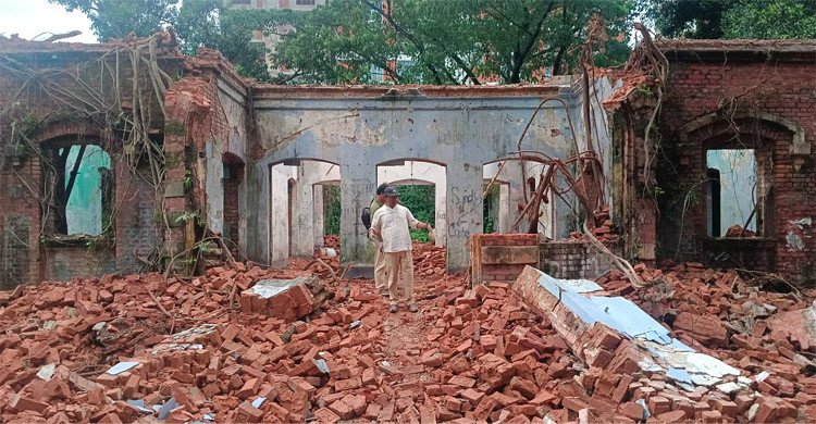 ভাঙা হচ্ছে সত্যজিৎ রায়ের পূর্বপুরুষের বাড়ি, সমালোচনার ঝড়