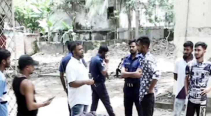 নিজের ছোঁড়া বোমা বিস্ফোরিত হয়ে নিহত ডাকাত, গণপিটুনিতে আহত ২