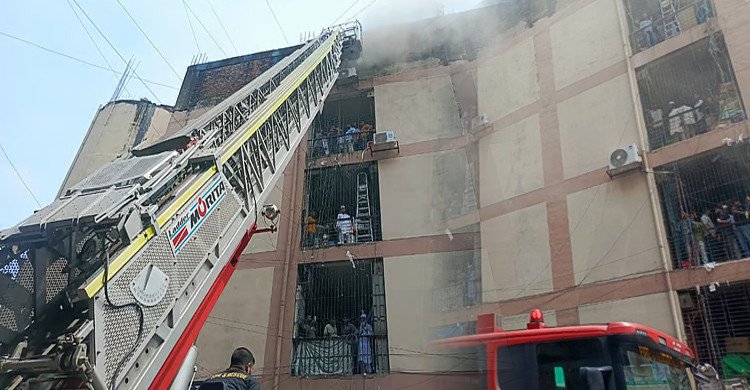 গুলিস্তানের সুন্দরবন স্কয়ার মার্কেটে লাগা আগুন নিয়ন্ত্রণে