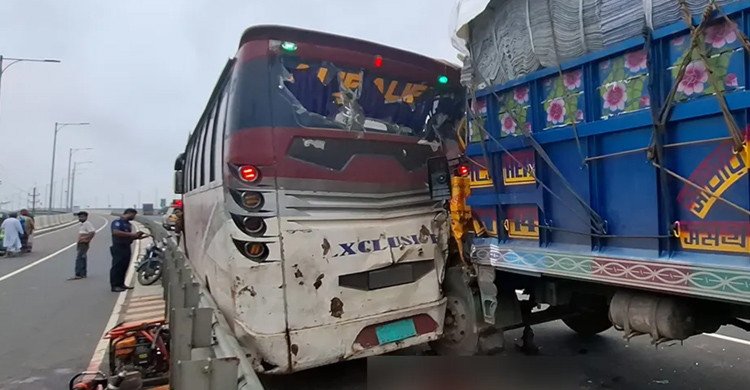 ঢাকা-মাওয়া এক্সপ্রেসওয়েতে দাঁড়িয়ে থাকা বাসে ট্রাকের ধাক্কা, নিহত ১