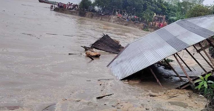 পদ্মা সেতু প্রকল্পের বাঁধে আবারো ধস, ৩০ ঘর নদীতে বিলীন