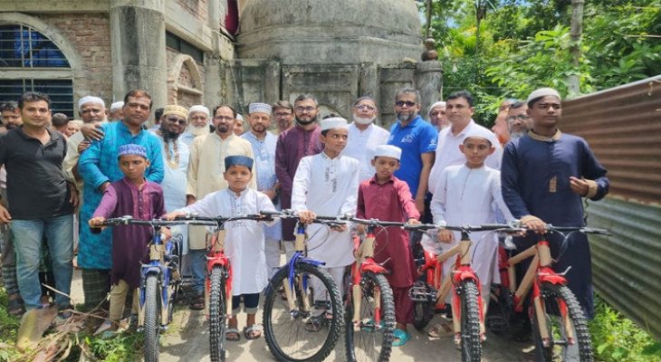 ৪০ দিন জামাতে নামাজ পড়ে পুরস্কার পেল ৩০ শিশু-কিশোর