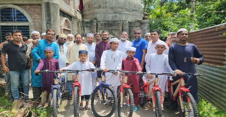 ৪০ দিন জামাতে নামাজ পড়ে পুরস্কার পেল ৩০ শিশু-কিশোর