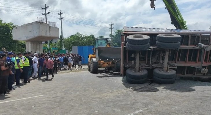 কাভার্ডভ্যান উল্টে প্রাইভেটকারের ওপর, একই পরিবারের ৪ জন নিহত