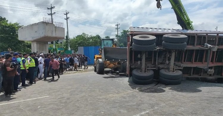 কাভার্ডভ্যান উল্টে প্রাইভেটকারের ওপর, একই পরিবারের ৪ জন নিহত