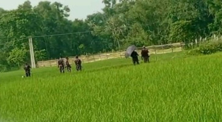 দিনাজপুরে সীমান্তে বেড়া দিয়েছে বিএসএফ, কড়া প্রতিবাদ বিজিবির
