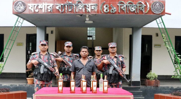 বিদেশি মদসহ যশোরে ভারতীয় নাগরিক আটক