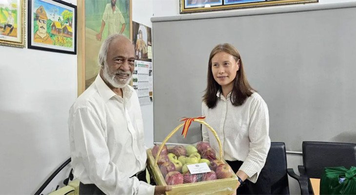 খালেদা জিয়ার জন্য মৌসুমি ফল পাঠালো ভুটান