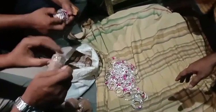 দামুড়হুদায় ৫ কেজি ভারতীয় রুপার গহনাসহ বাস সুপারভাইজার গ্রেপ্তার