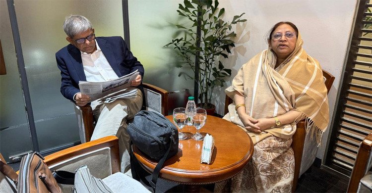 সহধর্মিণীর চিকিৎসার জন্য সিঙ্গাপুর গেলেন মির্জা ফখরুল 
