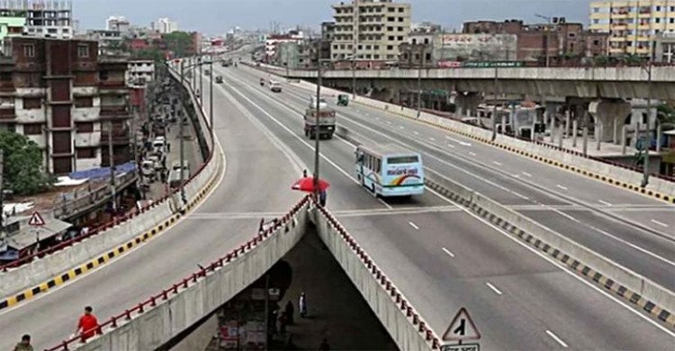 হানিফ ফ্লাইওভারে অটোরিকশাকে বাসের ধাক্কা, চালকসহ নিহত ২