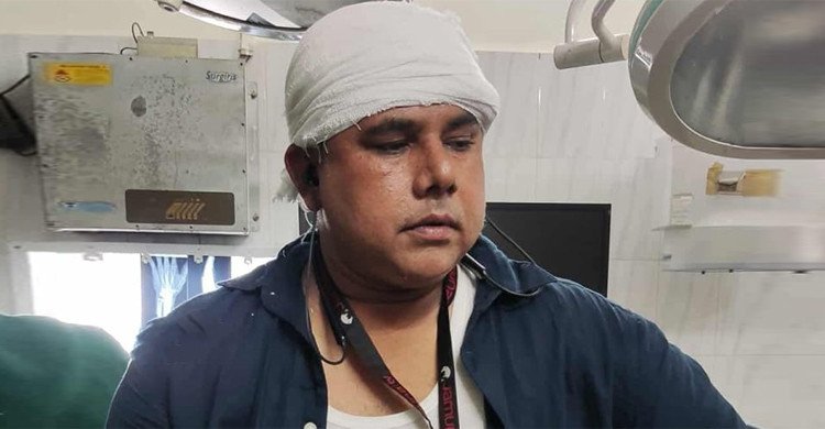 নরসিংদীতে সংবাদ সংগ্রহে গিয়ে সন্ত্রাসীদের হামলায় আহত ৫ সাংবাদিক