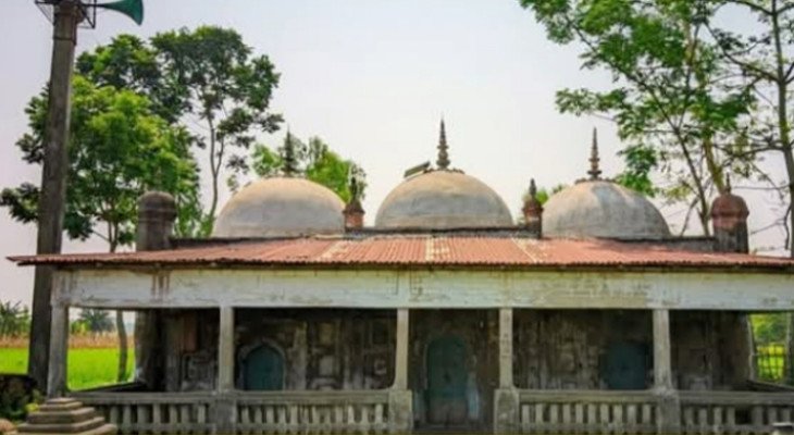 লালমনিরহাটের ৫০০ বছরের পুরোনো ঐতিহাসিক এক কাতারের মসজিদ
