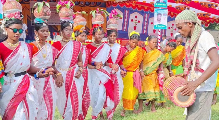 "ফুলের খোঁপা, ছন্দের জোয়ার" কারাম উৎসবে মাতোয়ারা আদিবাসীরা