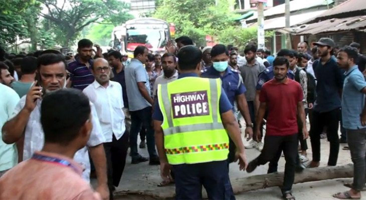 নাটোরে ট্রাকচাপায় শ্রমিকের মৃত্যু, প্রতিবাদে মহাসড়ক অবরোধ