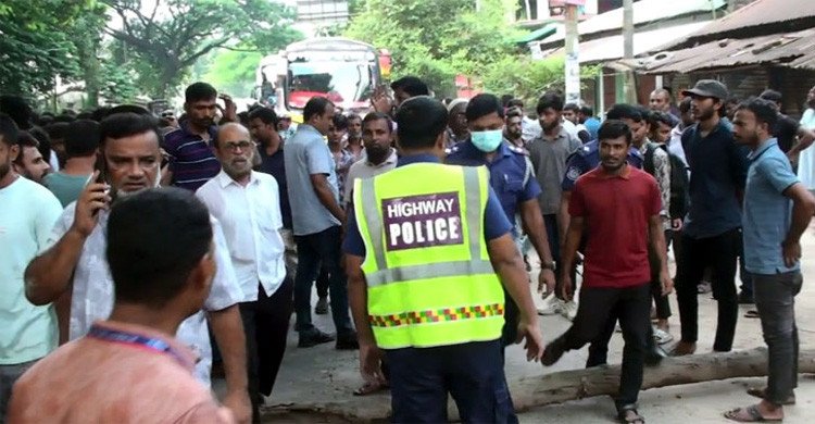 নাটোরে ট্রাকচাপায় শ্রমিকের মৃত্যু, প্রতিবাদে মহাসড়ক অবরোধ