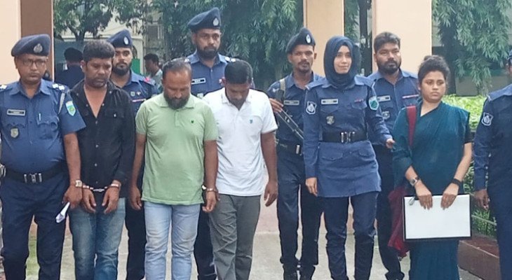 নওগাঁয় ডিএমপির পোশাক ও অস্ত্রসহ এক নারীসহ ৪ ভুয়া পুলিশ গ্রেফতার