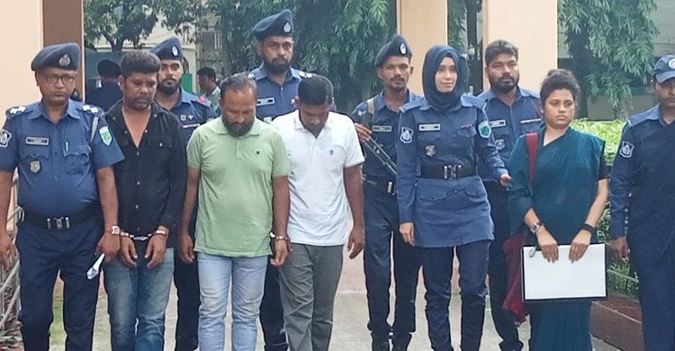 নওগাঁয় ডিএমপির পোশাক ও অস্ত্রসহ এক নারীসহ ৪ ভুয়া পুলিশ গ্রেফতার