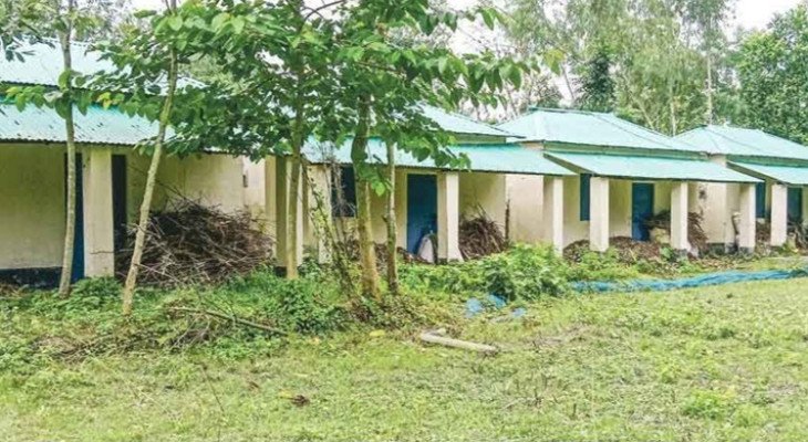 রংপুরের পীরগাছায় আশ্রয়ণ প্রকল্পের ঘর এখন যেন ভূতের বাড়ি, ধরেছে ফাটল