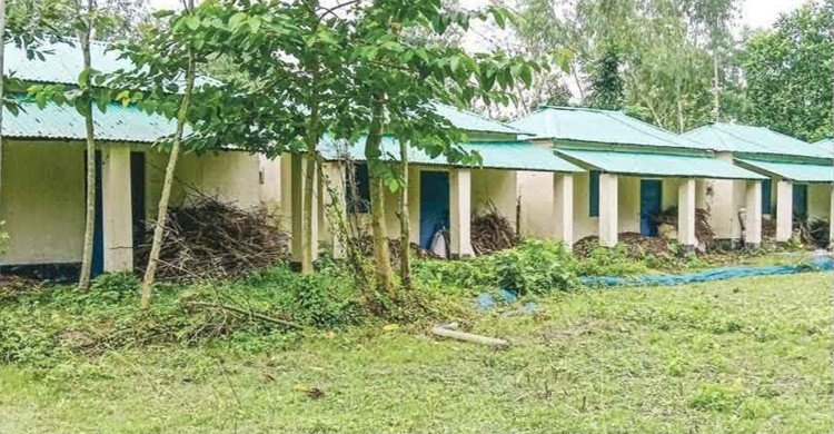 রংপুরের পীরগাছায় আশ্রয়ণ প্রকল্পের ঘর এখন যেন ভূতের বাড়ি, ধরেছে ফাটল