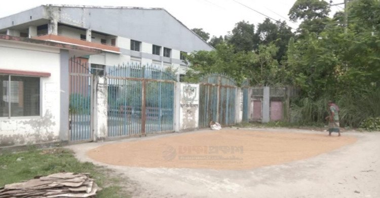 ‎৩৮ কোটি টাকার ক্রীড়া কমপ্লেক্সে নেই জনবল, গেটে শুকানো হয় ধান!
