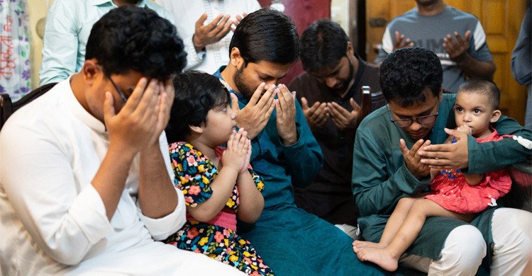 প্রয়াত সাংবাদিক শিবলীর পরিবারের পাশে সাদিক-ফরহাদ, ২ লাখ টাকা অনুদান