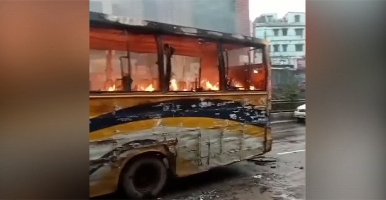 রাজধানীর মিরপুরে গুলি ছুড়ে আতঙ্ক তৈরি, অতঃপর বাসে আগুন