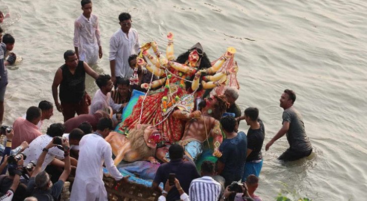 প্রতিমা বিসর্জনের মধ্য দিয়ে শেষ হলো শারদীয় দুর্গোৎসব