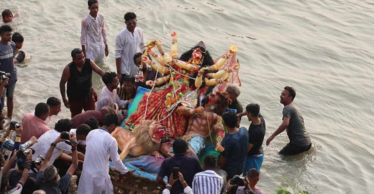 প্রতিমা বিসর্জনের মধ্য দিয়ে শেষ হলো শারদীয় দুর্গোৎসব