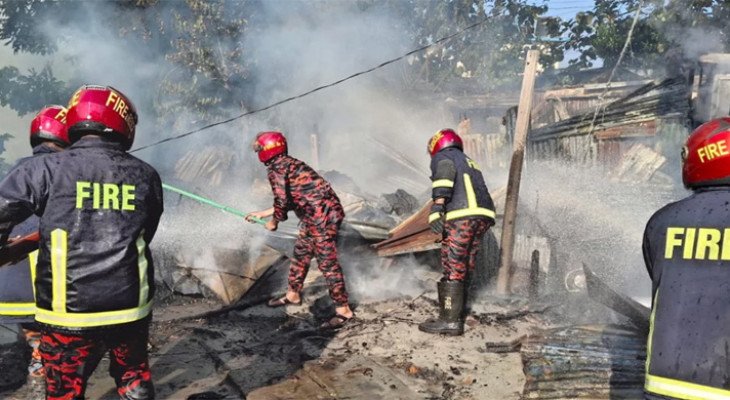 গ্যাস সিলিন্ডার লিকেজের আগুনে ৭ ব্যবসাপ্রতিষ্ঠান পুড়ল চাঁদপুরে 