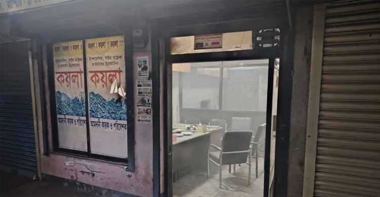 নওয়াপাড়ায় ‘চাঁদা না পেয়ে’ দুই ব্যবসা প্রতিষ্ঠানে বোমা হামলা, আহত ৩