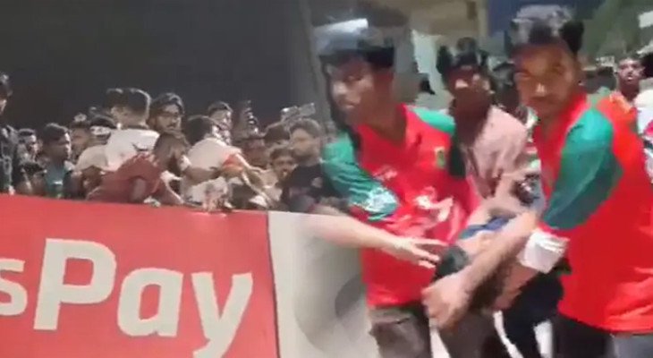 স্টেডিয়ামে সাকিবের প্ল্যাকার্ড-‘জয় বাংলা’ স্লোগান, সংঘর্ষে আহত ১০