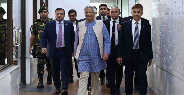 রোম সফর শেষে দেশে ফিরেছেন প্রধান উপদেষ্টা