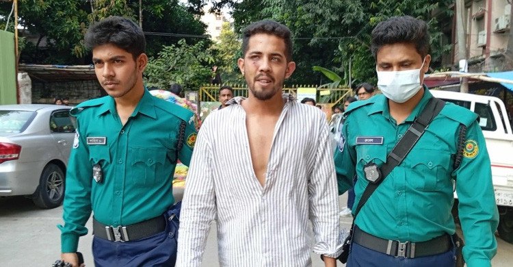 নিষিদ্ধ ছাত্রলীগ নেতাকে গণধোলাই দিয়ে পুলিশে দিলেন ছাত্রদল নেতাকর্মীরা