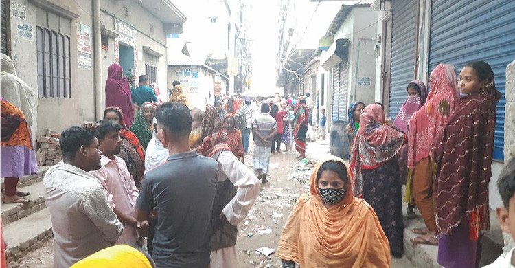 স্ত্রীর গলাকাটা মরদেহের পাশেই পড়ে ছিলেন আহত স্বামী