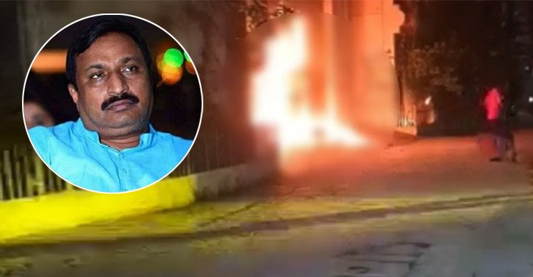 ফেনীতে নিজাম হাজারীর বাড়িতে আগুন দিল বিক্ষুব্ধ ছাত্র-জনতা