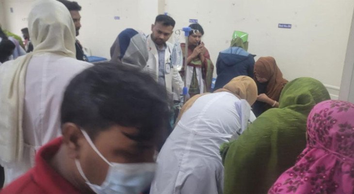 টঙ্গীতে কাজের মাঝেই লুটিয়ে পড়লেন শ্রমিকরা, অসুস্থ দুই শতাধিক 