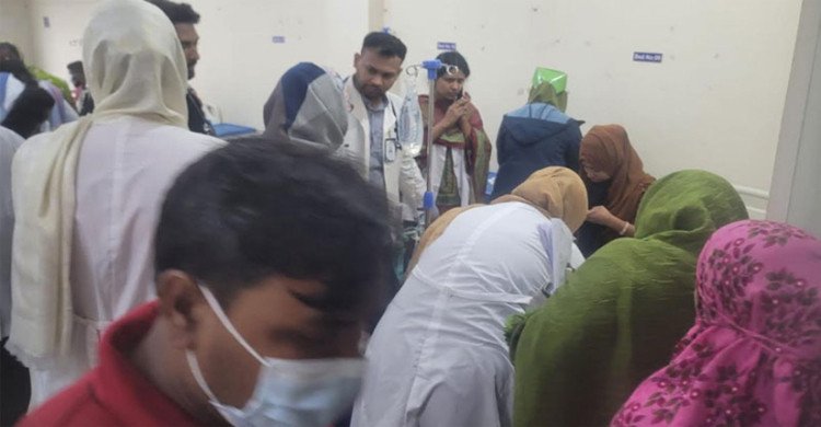 টঙ্গীতে কাজের মাঝেই লুটিয়ে পড়লেন শ্রমিকরা, অসুস্থ দুই শতাধিক 