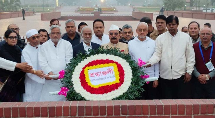 তারেক রহমানের পক্ষে স্মৃতিসৌধে শ্রদ্ধা নিবেদন করলেন দলের নেতারা