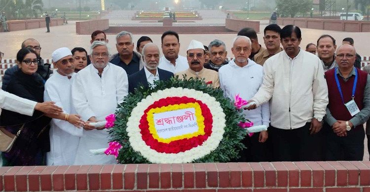 তারেক রহমানের পক্ষে স্মৃতিসৌধে শ্রদ্ধা নিবেদন করলেন দলের নেতারা