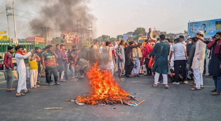 স্বরাষ্ট্র ও আইন উপদেষ্টার পদত্যাগ দাবিতে ঢাকা-টাঙ্গাইল মহাসড়ক অবরোধ